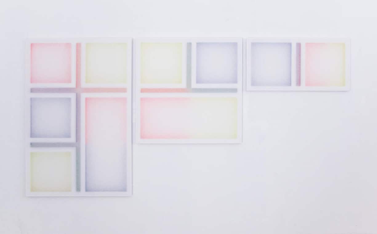 Untitled, Acryl auf Holz, transparentes Polyestergewebe, je 160 × 90 × 9 cm, 2024. Ausstellungsansicht, Reflekti­onen/Réflexions, Die Mobiliar, Bern (CH), 2024.