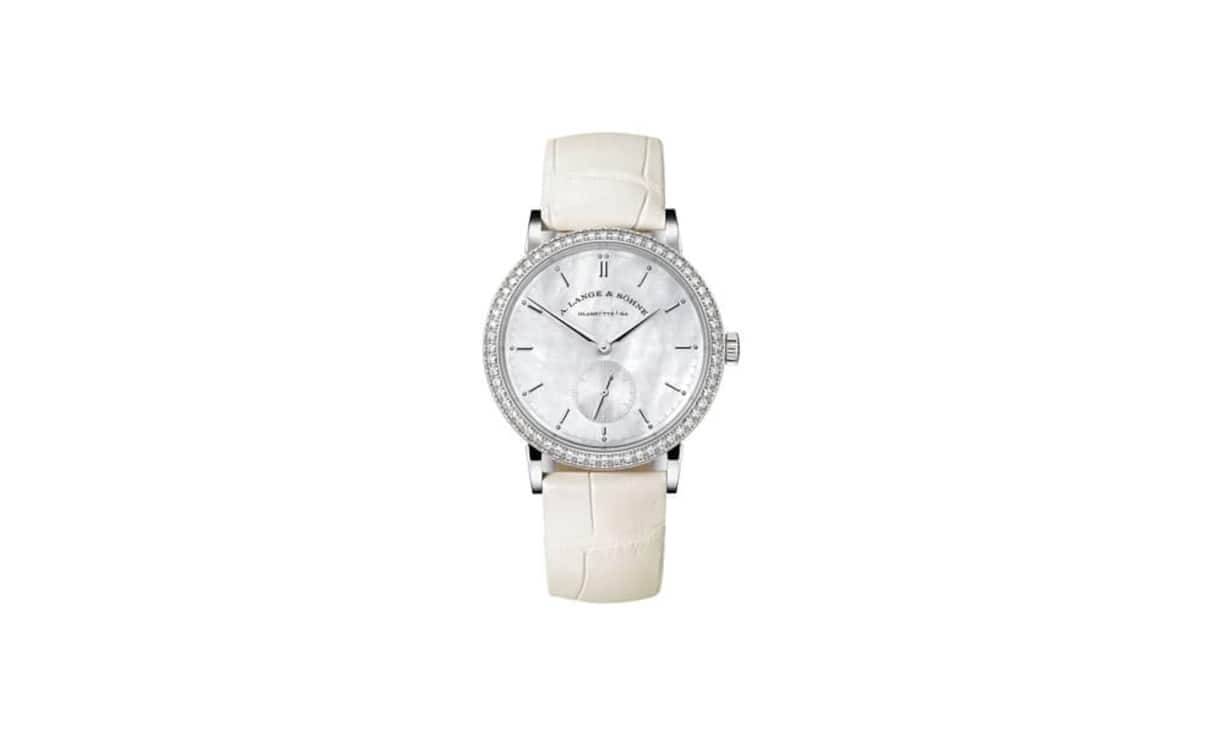 Lange & Söhne: Vor genau 20 Jahren brachte A. Lange & Söhne im Zuge der Wiedergeburt vier neue Uhrenlinien auf den Markt. Expressis verbis für Damen gab es damals die Arkade mit Formgehäuse und Grossdatum auf dem Form-Handaufzugswerk. Das ist Vergangenheit. Die Gegenwart heisst Saxonia, ist klassisch rund und besitzt – schon fast eine Selbstverständlichkeit – ebenfalls ein mechanisches Uhrwerk aus der Manufaktur in Glashütte.