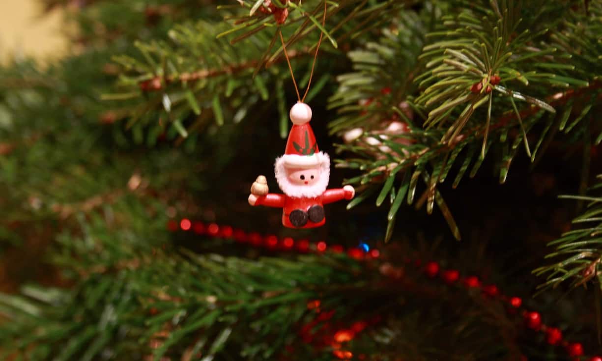 Reich geschmückte und leuchtend helle Weihnachtsbäume erfreuen viele. So manche interessiert aber dann doch am meisten, was sich in den Geschenken darunter verbirgt. Laut einer Studie von EY ist es dieses Jahr nicht Schmuck, Dekoartikel und auch keine Reisen: Das sind die zehn beliebtesten Geschenke aus der Sicht der Schenkenden.