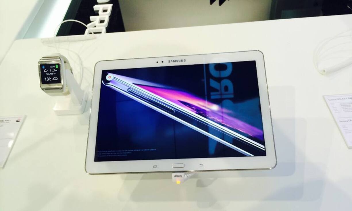 ....beträgt 4 Millionen Pixel, das ist doppelt so viel wie bei einem HD-Fernseher. Ein leistungsfähiges Office ist mit dabei; in der 12-Zoll-Version kann man vier Apps gleichzeitig auf dem Schirm haben.