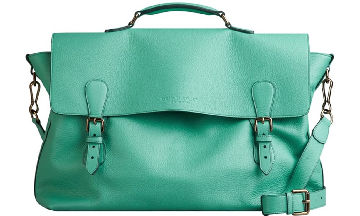 Sportlich: Burberry Diese weichstrukturierte Tasche im Schulranzen-Look ist aus Kalbsleder. Sie hat einen abnehmbaren Schulterriemen und kann dank des Griffes auch an der Hand getragen werden. Preis: 1995 Franken