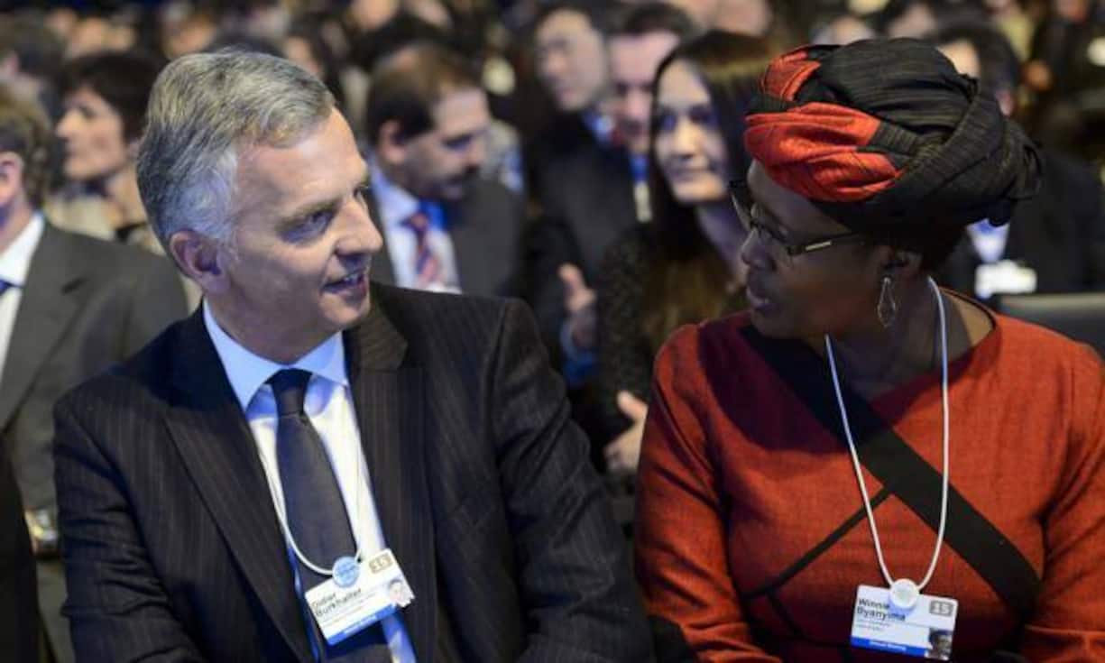 Das WEF nimmt auch humanitäre Anliegen auf. Bundespräsident Didier Burkhalter spricht mit der Geschäftsführerin Winnie Byanyima von Oxfam. Die Menschenrechtsorganisation warnt vor der wachsenden Kluft zwischen Arm und Reich.