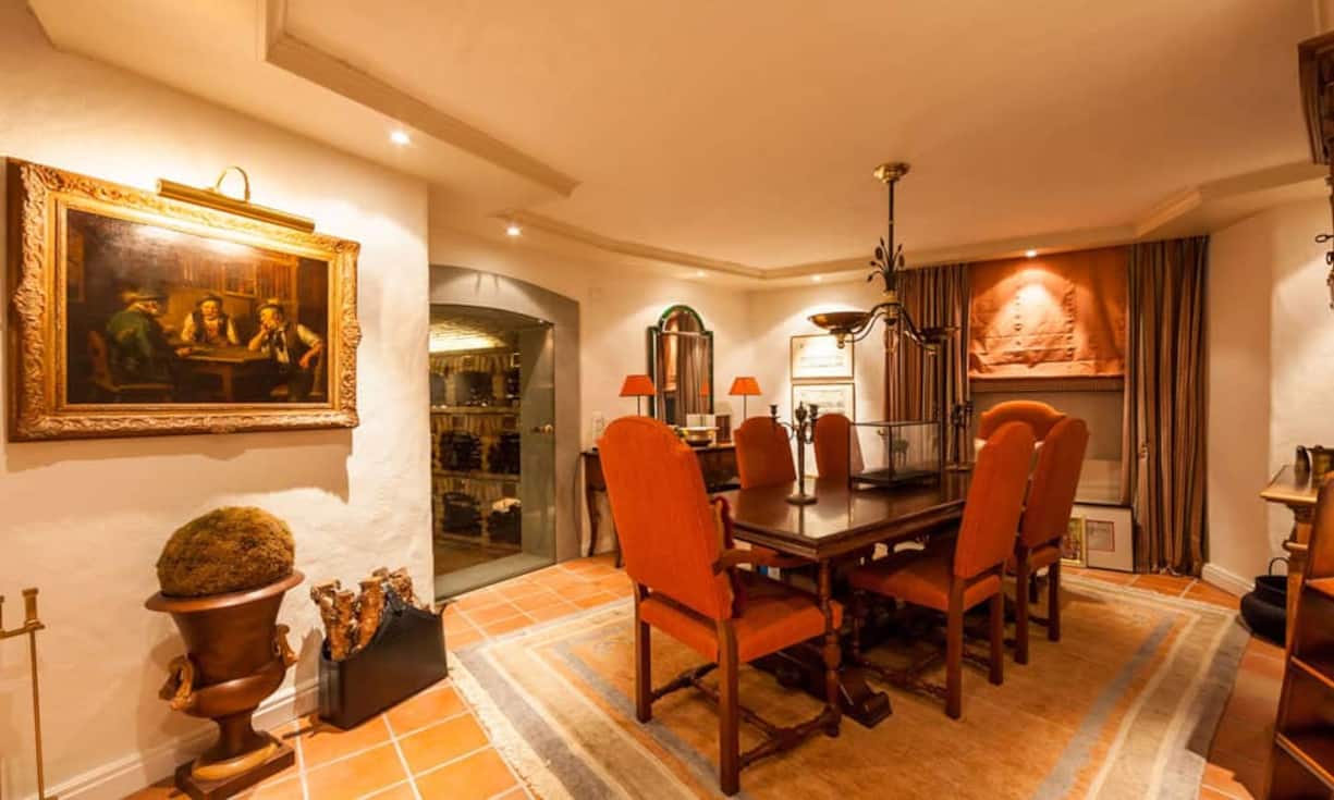 Im hauseigenen Weinkeller kann der Rebensaft in gemütlicher Atmosphäre gleich verköstigt werden.