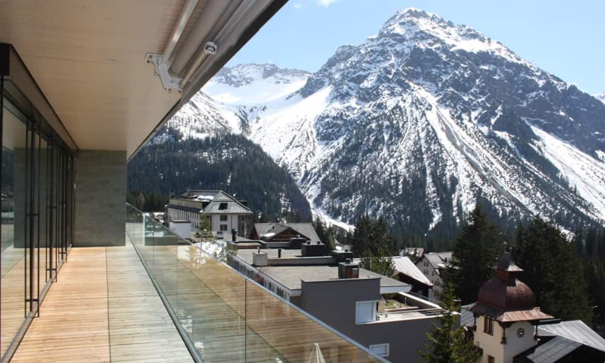 Die Wohnung ist komplett umrahmt von einem Balkon mit verglasten Fronten.