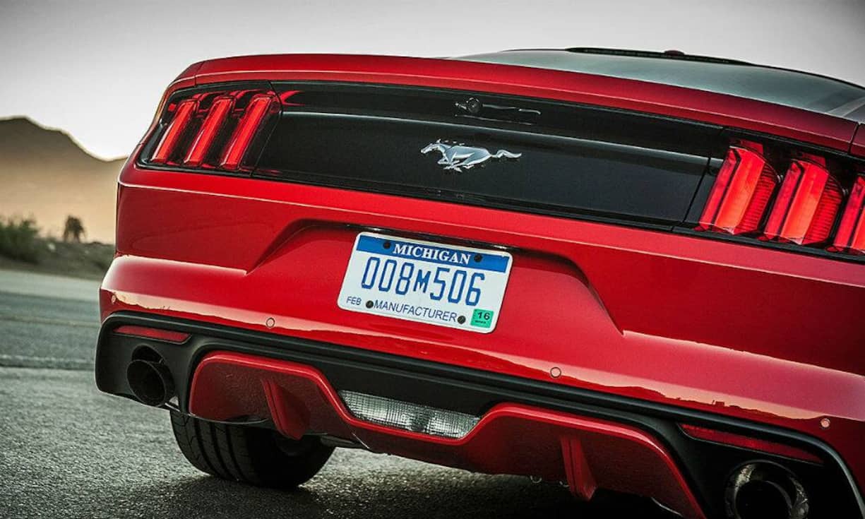 Ein neuer Mustang muss auch immer irgendwie ein Retro-Mobil bleiben, deshalb hat sich Ford auf einen Mix aus Neu und Alt besonnen. Besonders das Heck zitiert die Vorfahren der 60er.