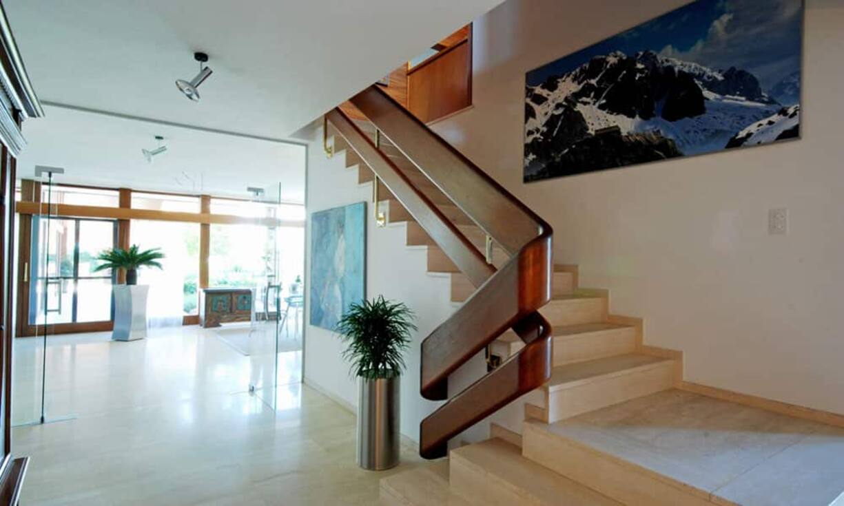 Im Obergeschoss mit Galerie befindet sich ein Gästezimmer mit eigenem Bad, das Elternschlafzimmer mit Ankleide und Bad en Suite, vier weitere Zimmer und ein Badezimmer.