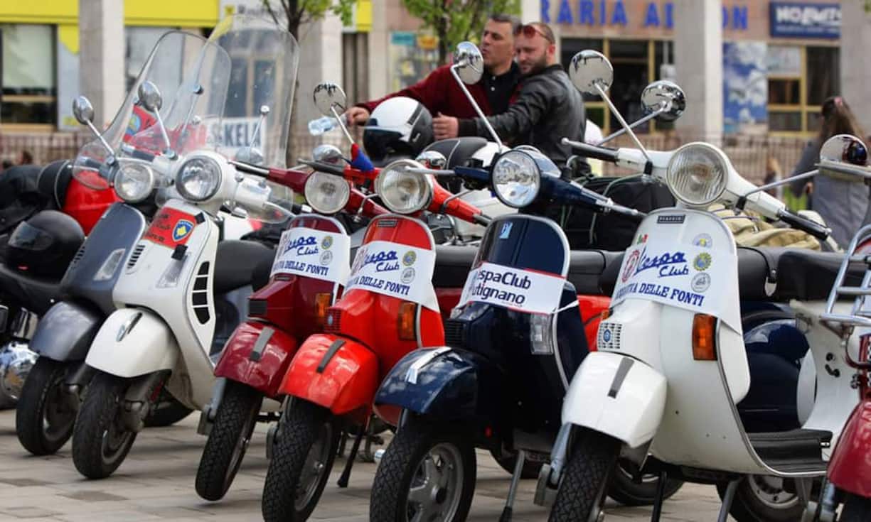 Fans des Kultrollers begegnen sich auf Treffen (Bild: Albanien) und gründen Vespaclubs. Auch anlässlich des Geburtstages steht eine Parade im Heimatort Pontedera auf dem Programm.