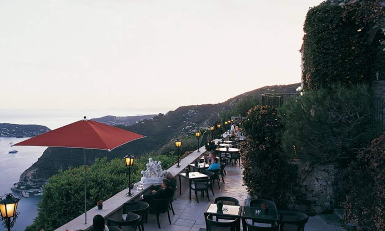 Von keinem Punkt des Hotels aus bleibt einem der Blick über das azurblaue Meer der Côte d’Azur verwehrt.Bilder: Château de la Chèvre d'Or