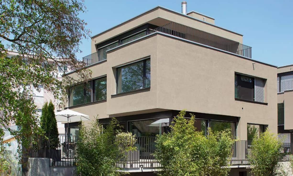 Die Villa in Horw LU wurde 2012 erstellt, erstreckt sich über vier Etagen, die auch über einen Lift verbunden sind. Die Räume verteilen sich auf 220m² Wohnfläche, das Grundstück ist 449m² gross.