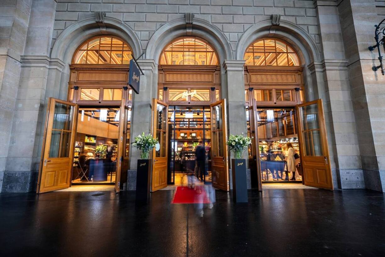 Grosse SprÃ¼ngli-WiedererÃ¶ffnung am ZÃ¼rcher Hauptbahnhof mit Milan Prenosil, PrÃ¤sident des Verwaltungsrats, Corinna Stoll, Filialleitung, Christoph Hollenweger, Leiter Vertrieb, Tomas Prenosil, CEO, Stefanie Winkler, Stv. Filialleitung am 03. November 2023 Â© 20 Minuten / Marco ZanggerÂ  +41 44 248 65 82 sonja.mulitze@20minuten.ch 20minuten.ch 20 Minuten, TX Group AG, Werdstrasse 21, Postfach, 8021 ZÃ¼rich