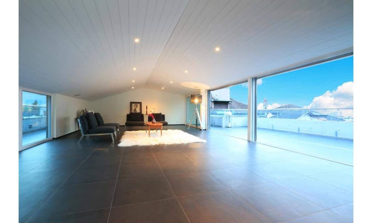 Ein grosser, offener Raum erstreckt sich über das ganze Dachgeschoss. Die Terrasse bietet eine tolle Sicht auf den See und über die Dächer von Ascona. Den Preis erfährt man allerdings nur auf Anfrage. (Quelle/Bilder: 
Engel & Völkers)