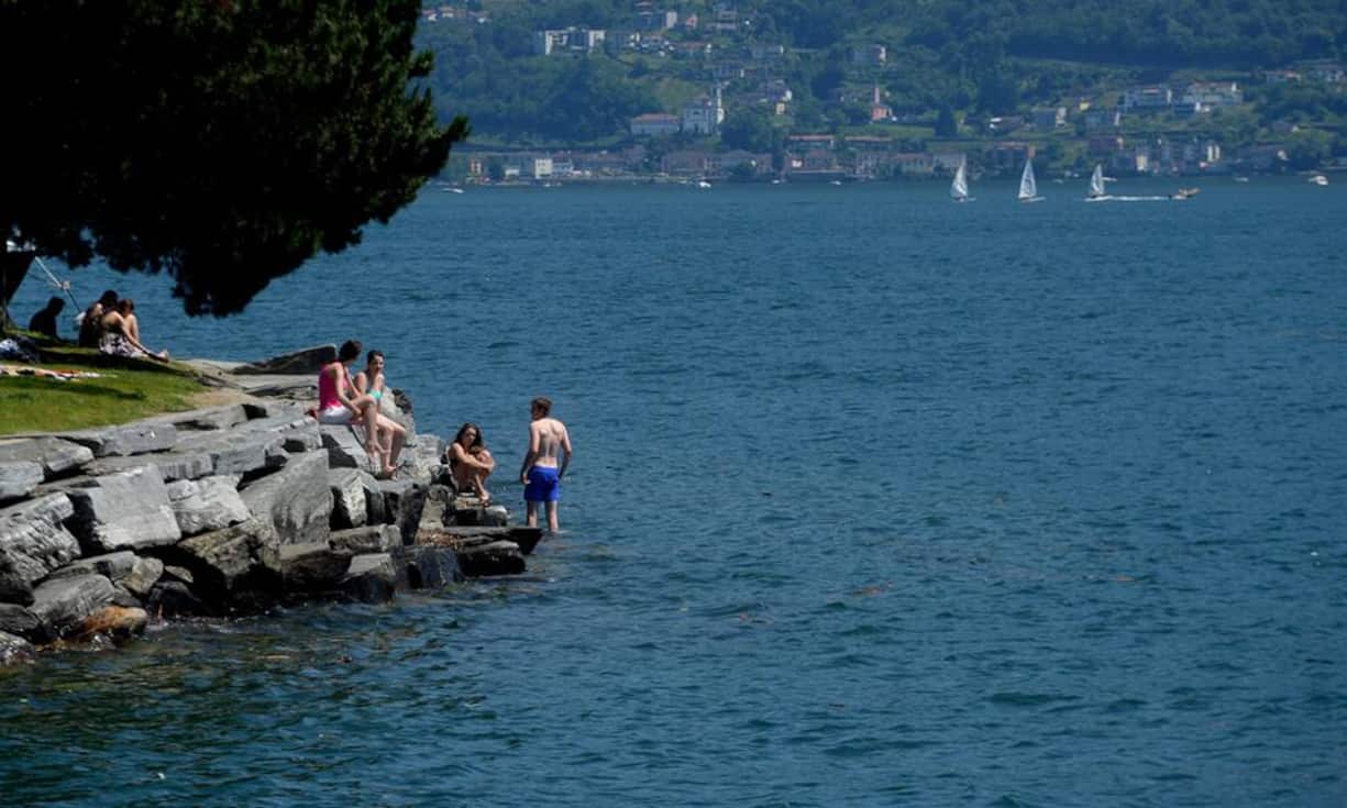 Der Luganersee liegt im südlichsten Zipfel des Tessins und streckt seine Arme bis in italienisches Gebiet. Dank dem milden, vom Mittelmeer geprägten Klima wachsen hier sogar Zitrusfrüchte, und die Gäste können unter Palmen sonnenbaden.Keystone