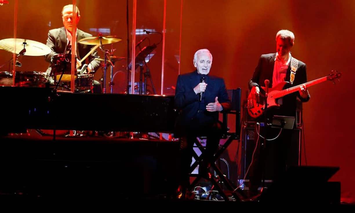 Eine schöne Nebeneinkunft sind die Tantiemen. Radios, Konzertveranstalter, Clubbetreiber, Download-Plattformen und Streaming-Portale müssen sie den Verwertungsgesellschaften, allen voran der Suisa, abgeben. Die behält 12 Prozent und zahlt den Rest den Komponisten aus. Es heisst, dass der Sänger Charles Aznavour («La Bohème») Schweizer Tantiemen-König ist. Der 92-jährige Franzose, der seit einiger Zeit in Genf lebt, bezieht jedes Jahr über 500'000 Franken an Urheberrechtsentschädigungen.