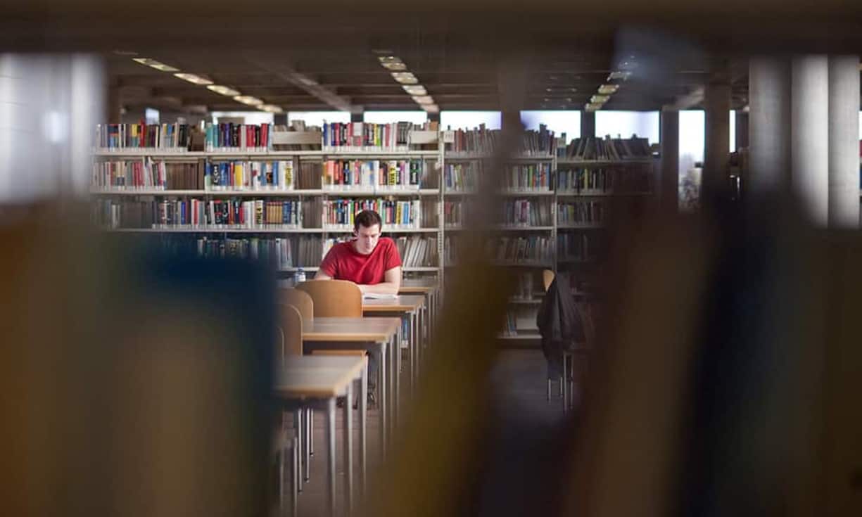 In diesem Alter sollte man sich keine Versicherungspolicen mit extrem langen Laufzeiten aufschwatzen lassen. Weil noch keine Hinterbliebenen vom Einkommen abhängig sind, macht eine Todesfallversicherung keinen Sinn. Bei dem geringen Einkommen können die steuerlichen Vorteile von Säule-3-a-Produkten nicht genützt werden, sie sind daher nicht sinnvoll.