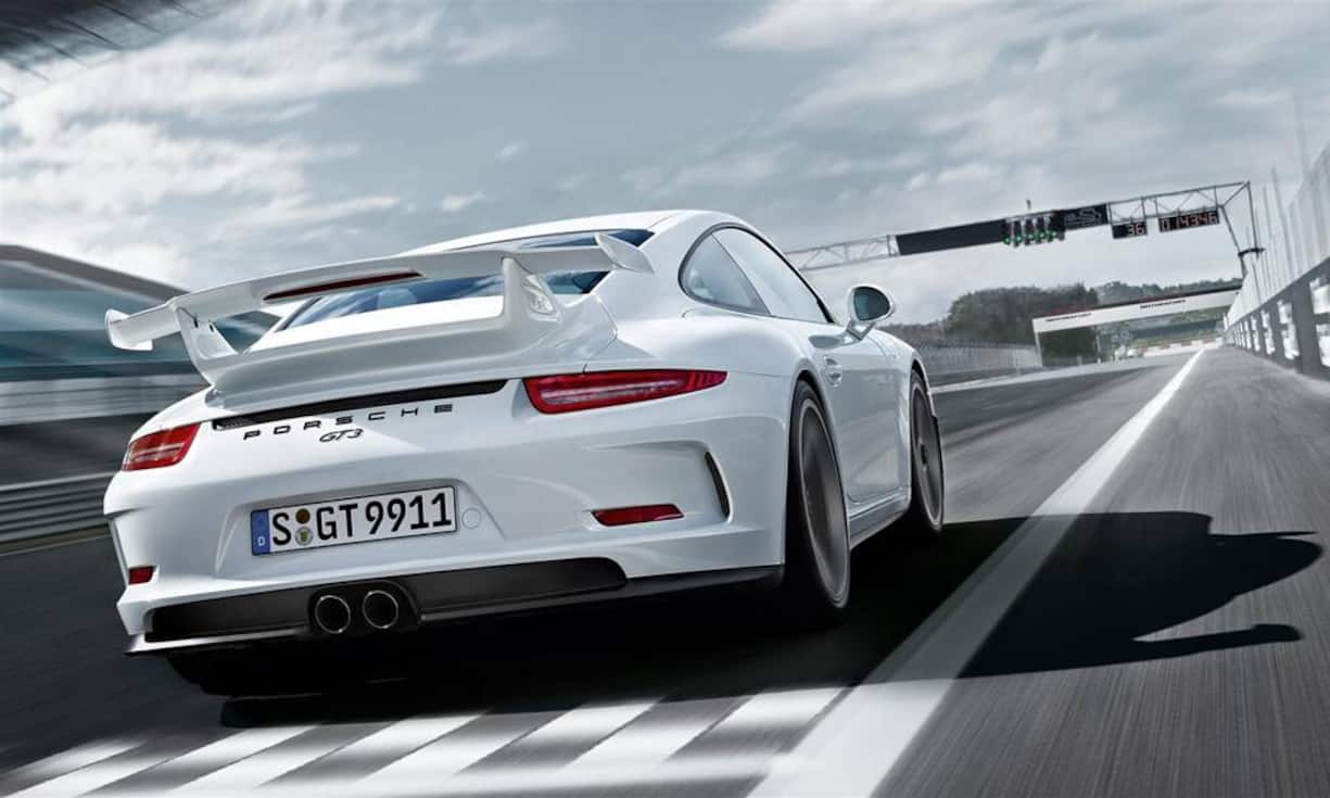 Porsche präsentiert den neuen 911 GT3 RS. Das Bild zeigt jedoch noch den 911 GT3. Für die RS-Version hat Porsche offenbar einen komplett neuen Motor entwickelt, der im rennstreckentauglichen GT3 RS rund 500 PS entwickeln dürfte. Wie im GT3 wird es die RS-Version vorerst wohl nur mit Porsches Doppelkupplungsgetriebe PDK geben.Porsche