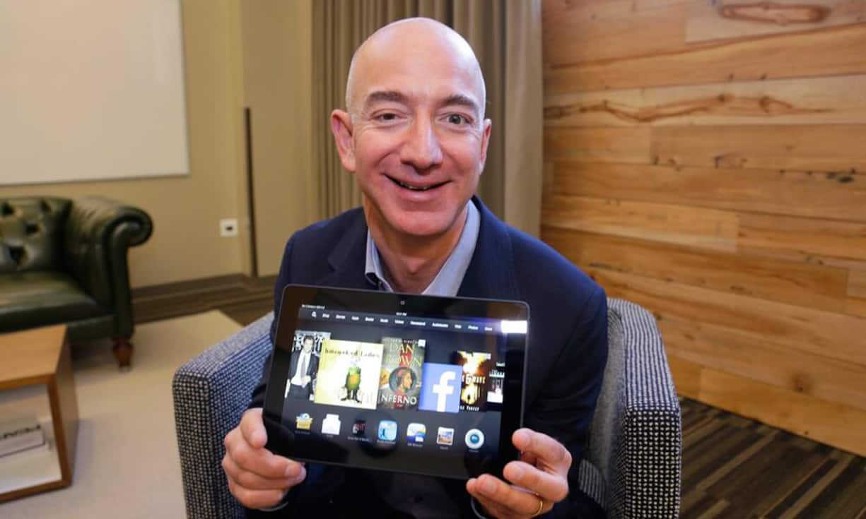 Und Amazon ist eine Technikmacht. Sie baut Tablets und Handys, hat mit ihren Mietservern Firmen wie Airbnb oder Uber deren Weltrang ermöglicht – und ist mit ihren Daten, ihren Hunderten Millionen Kunden, ihrem Geld in der Lage, die gigantischen Warenströme der Welt zu bündeln, zu ordnen und völlig neu zu mischen.