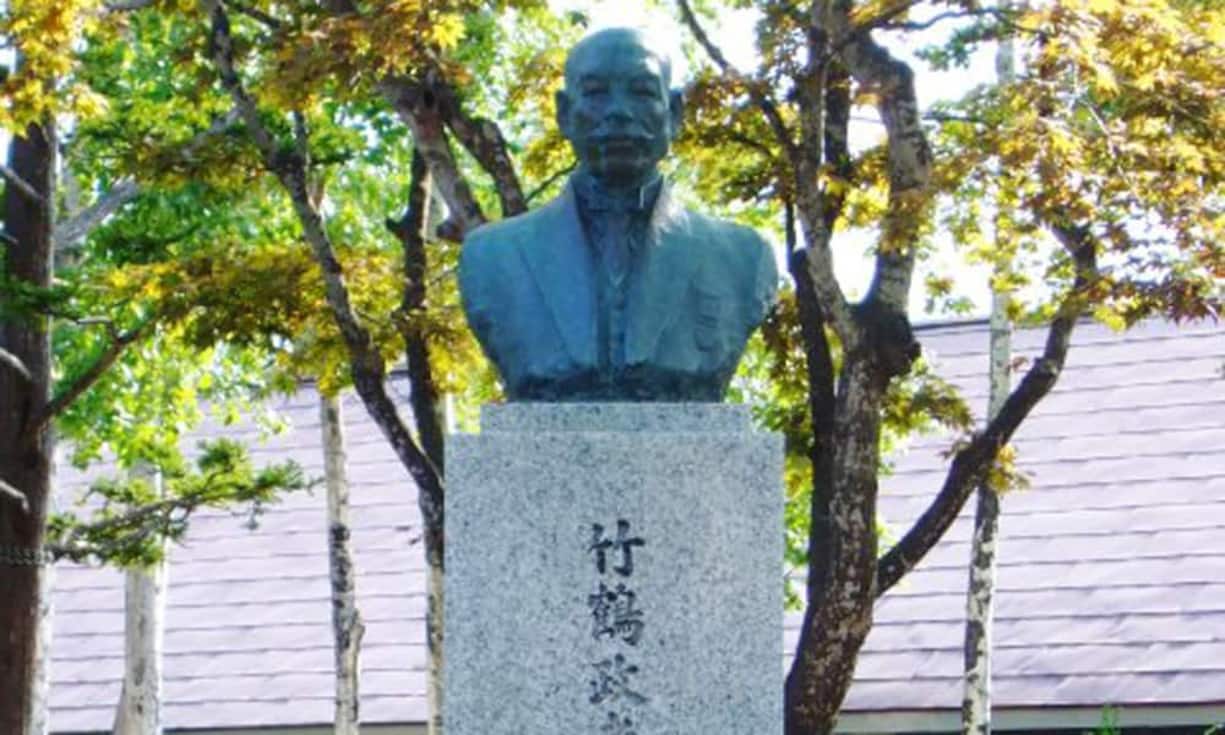 Masataka Taketsuru (1894–1979) war der Begründer der japanischen Whisky-Industrie. Nach dem Studium in Schottland gründete er 1934 die Nikka-Whiskybrennerei auf Hokkaido.
morigen/wikimedia