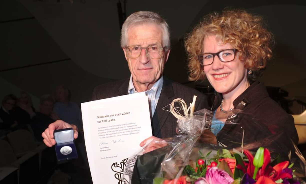 Rolf Lyssy erhält von Corine Mauch den Zürcher Stadt-Taler
