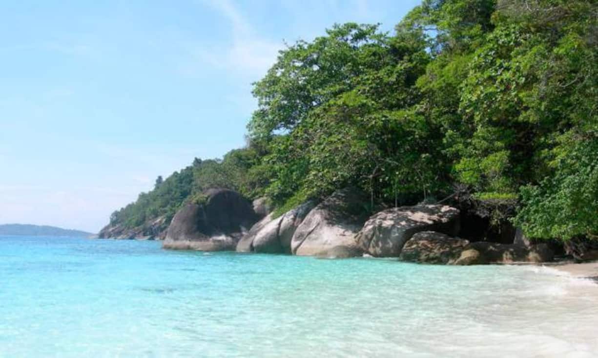 Strand auf einer der Similan Islands: Den Markt für Ferienimmobilien bestimmen in Thailand hauptsächlich ausländische Käufer. Die betrifft die durch die Politkrise ausgelöste Wirtschaftsflaute kaum. Selbst wenn die Wirtschaft lahmt, kommt es deswegen zu keinen Notverkäufen. Dennoch ist das Land nicht mehr ein Ort für Schnäppchen. Vier Preisbeispiele: Bild: Wikimedia/CC/Electrostatico