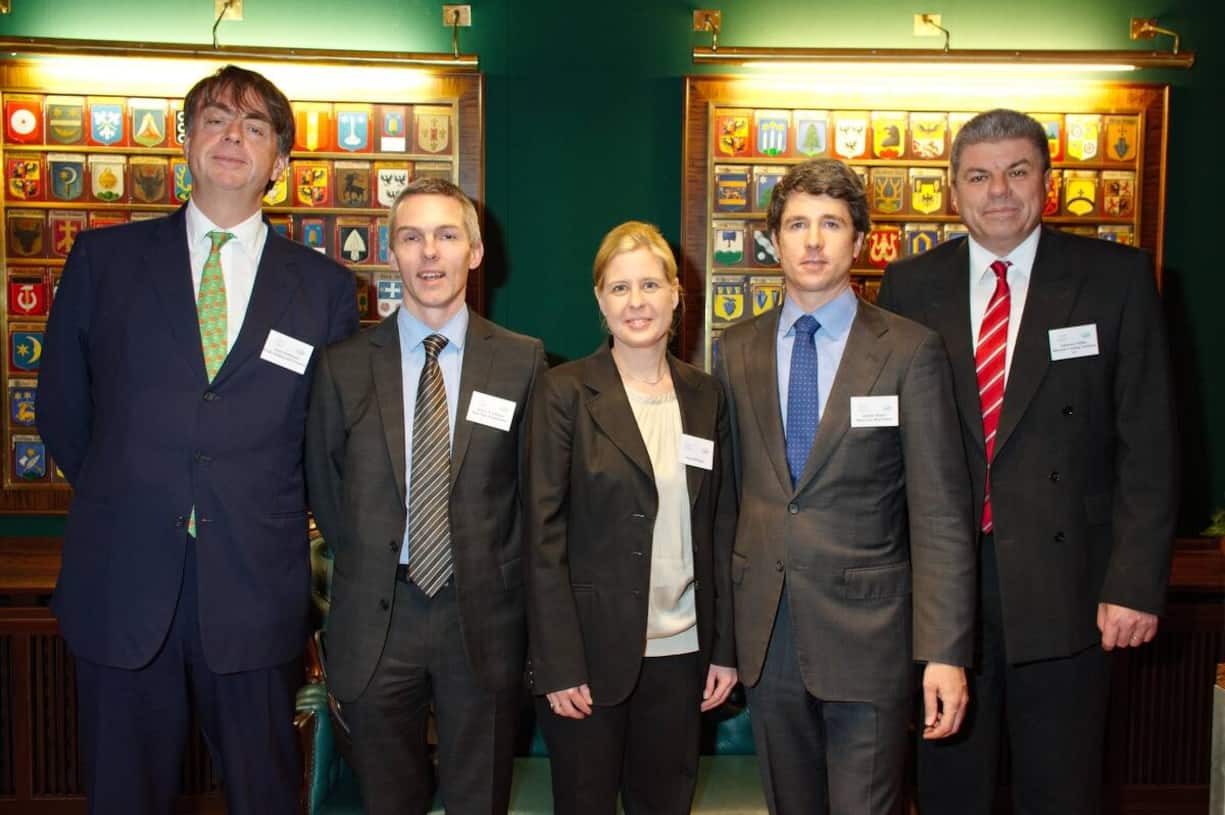 Die Panelisten: André Hoffmann, Roche & Givaudan; Jack G.N. Clemons, Bata Shoe Organization; Andries Diener, Diener Syz Real Estate; Katja Berlinger, Moderatorin;  Johannes Müller, Dätwyler Cabling Solutions AG.