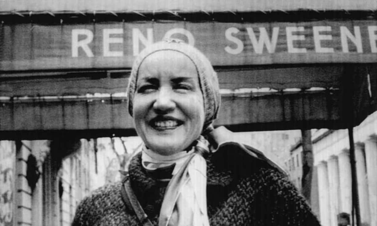 Edith Bouvier Beale, genannt «Little Edi», eine direkte Verwandte von Jackie Kennedy, war einst ein festes Mitglied der Ostküsten-High-Society. Gemeinsam mit ihrer Mutter lebte sie 25 Jahre lang verarmt in selbst gewählter Isolation auf dem heruntergekommenen Anwesen Grey Gardens.