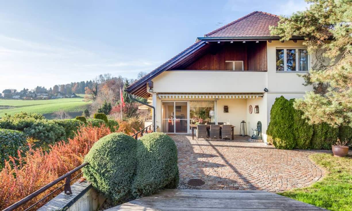 Das Grundstück der 1983 erbauten Villa misst insgesamt über 1100m².