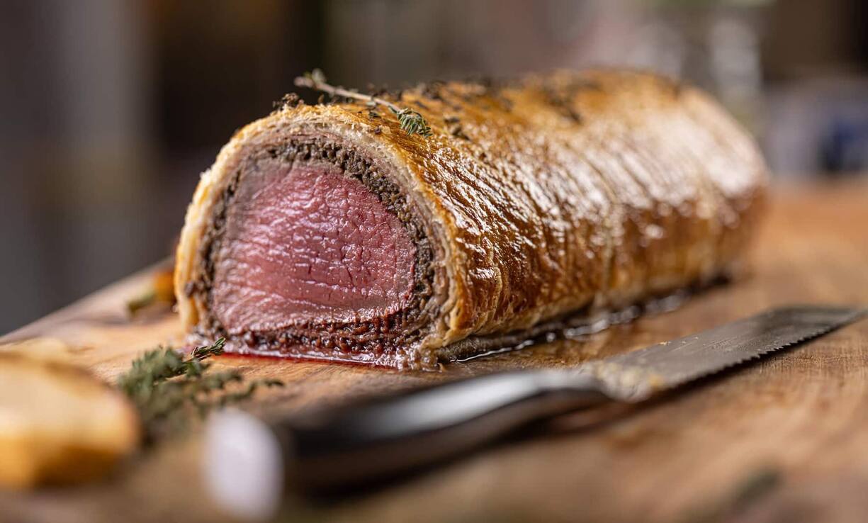 Zu Fleischgerichten Filet Wellington setzten Rosé-Weine mit ihrer frischen Säure einen schönen Kontrapunkt und passen auch zum Umami der Pilzfarce.