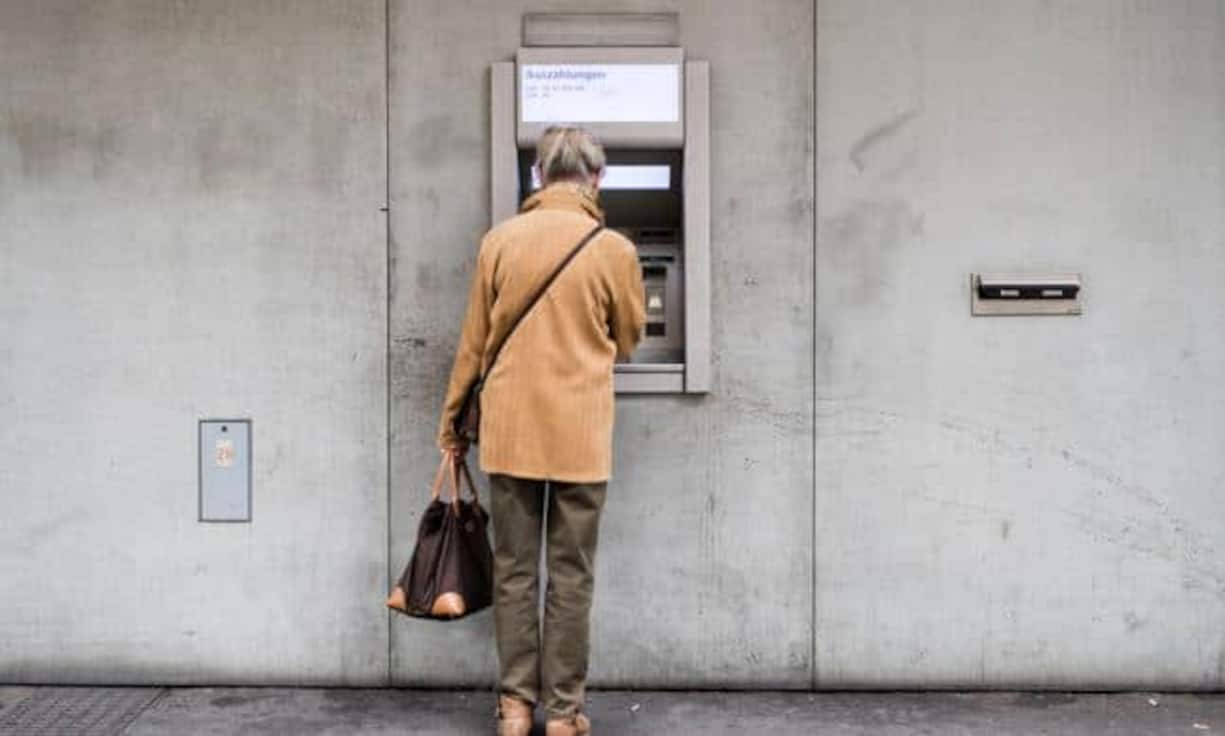 Gestaffelt beziehen: Um die Steuerprogression zu brechen, sollten die unterschiedlichen Konten gestaffelt bezogen werden. Fünf Jahre vor der Pension ist es frühestens möglich, ein Säule-3a-Konto regulär aufzulösen.