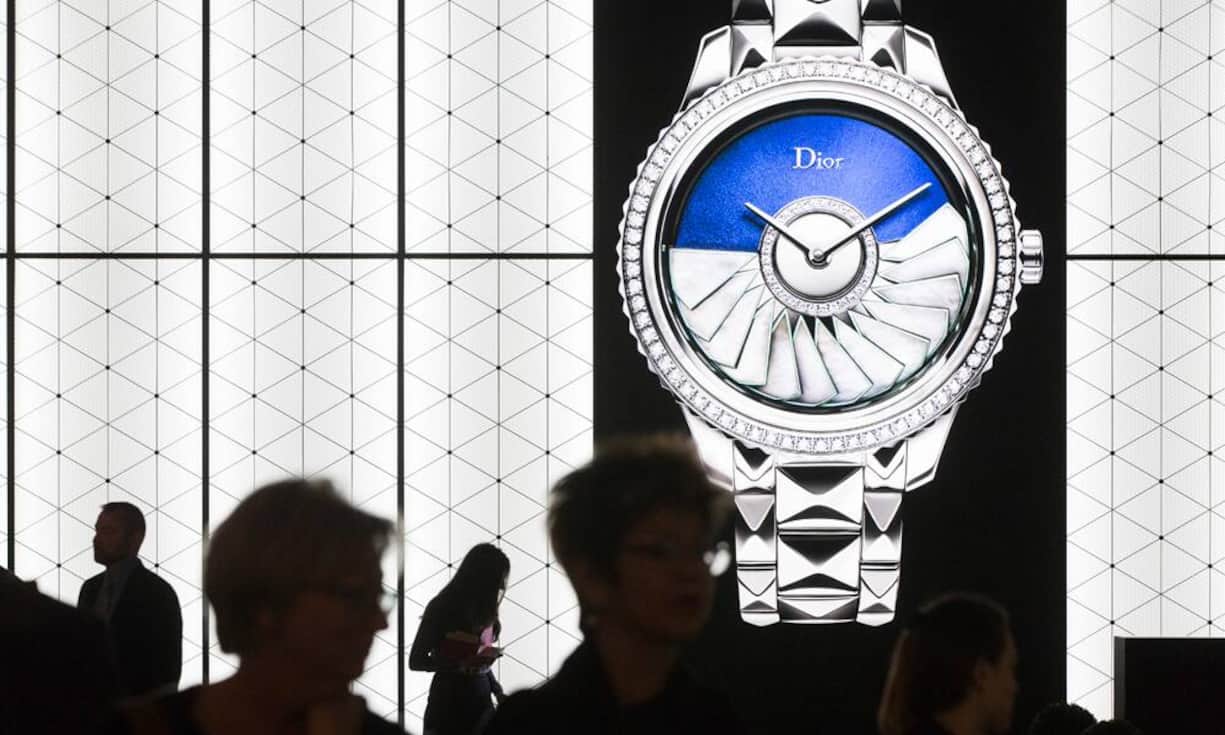 Viele Modelle – hier: Dior – verbinden den Uhren- und Schmuckaspekt der Messe gleich miteinander.