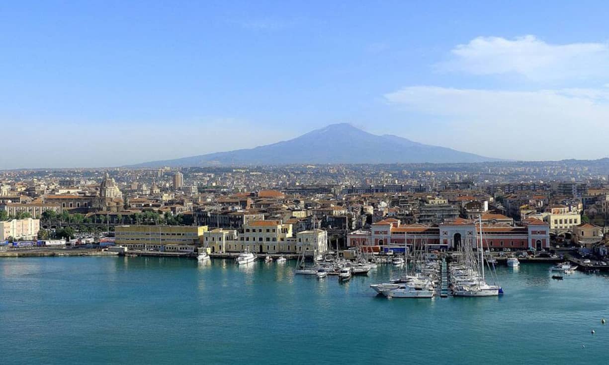 Platz 6: Catania, Italien
Gemäss Statistik bricht der Ätna fast alle 600 Jahre verheerend aus. Wann es wieder so weit ist, weiss man nicht. Die Schadensumme wäre dann aber auf jeden Fall riesig: Aufgrund von Italiens Wohlstand, könnte eine allfällige Schadensumme 10 Milliarden Euro deutlich übersteigen.
