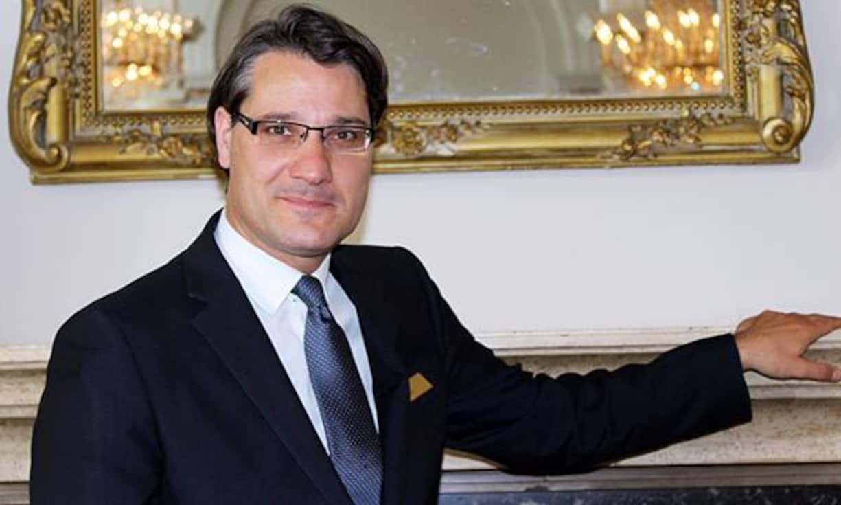 Guest Services Manager des Jahres: Jan Yves Mangold («Fairmont Le Montreux Palace», Montreux). Den Job des Guest Services Manager – eine Art Verbindungsglied zwischen Direktion, Rezeption und Concierge – gibt es erst seit wenigen Jahren in der Schweizer Hotellerie. Jan Yves Mangold ist auf alles gefasst und durch nichts aus der Fassung zu bringen. Der sprachgewandte Allrounder hat einen siebten Sinn für das, was Menschen glücklich macht und trägt viel dazu bei, dass die Stimmung im Team stimmt.