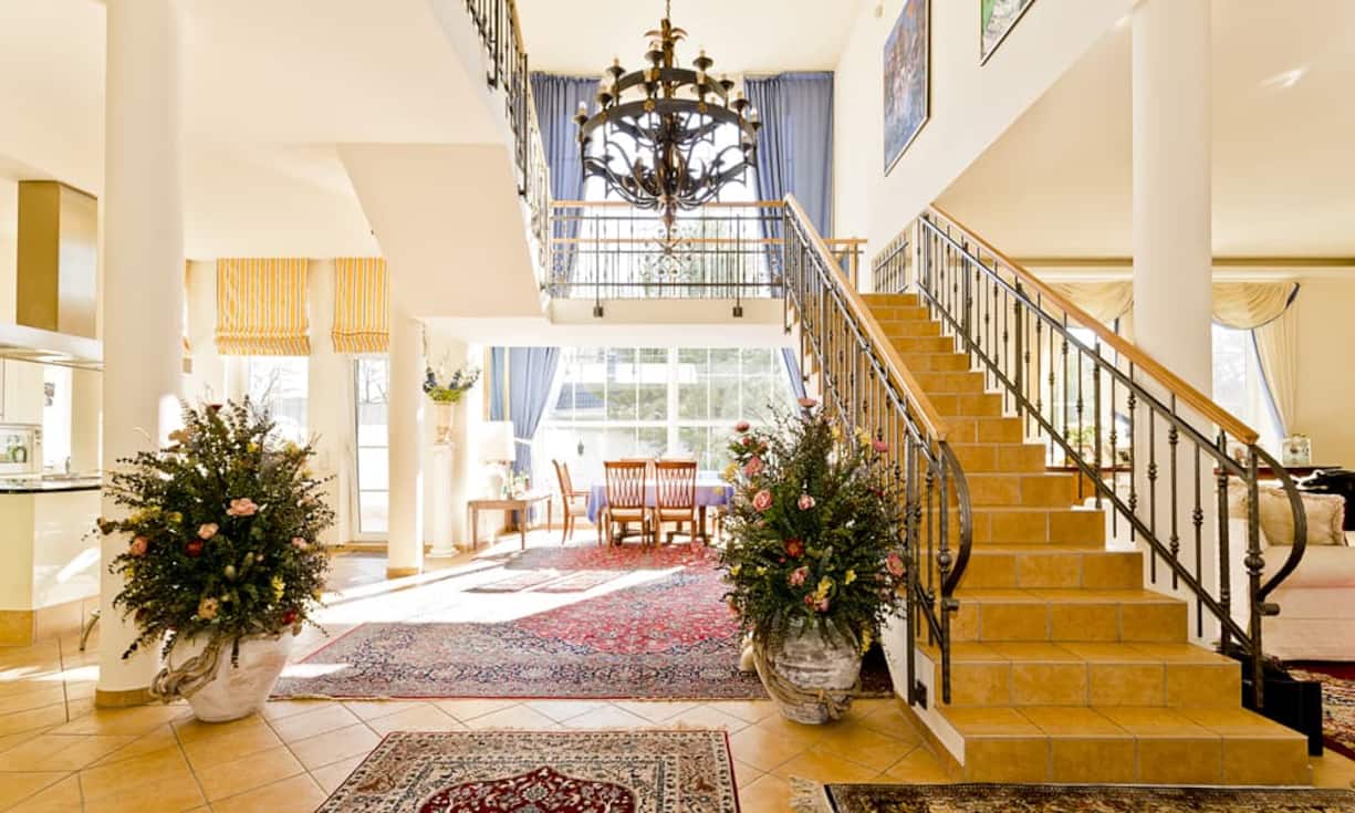 Auch von innen weiss die Luxusimmobilie zu überzeugen: Fussbodenheizung, Kamin und sogar ein Personenaufzug sind vorhanden...
Engel & Völkers