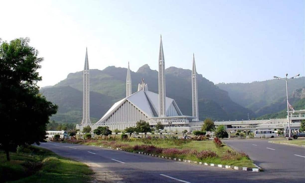 Pakistans Kapitale Islamabad ist ebenfalls eine Planstadt. Verantwortlich für die Planung war der griechische Architekt Konstantinos A. Doxiadis. Seit 1967 ist Islamabad die dritte Hauptstadt des erst 1947 gegründeten Landes. Klimatisch günstig gelegen, hat sich die Stadt gut entwickelt. Eine pulsierende Grossstadt ist Islamabad zwar nicht geworden, doch die Stadt ist relativ sauber und ruhig. Wikimedia/CC/Asjad Jamshed