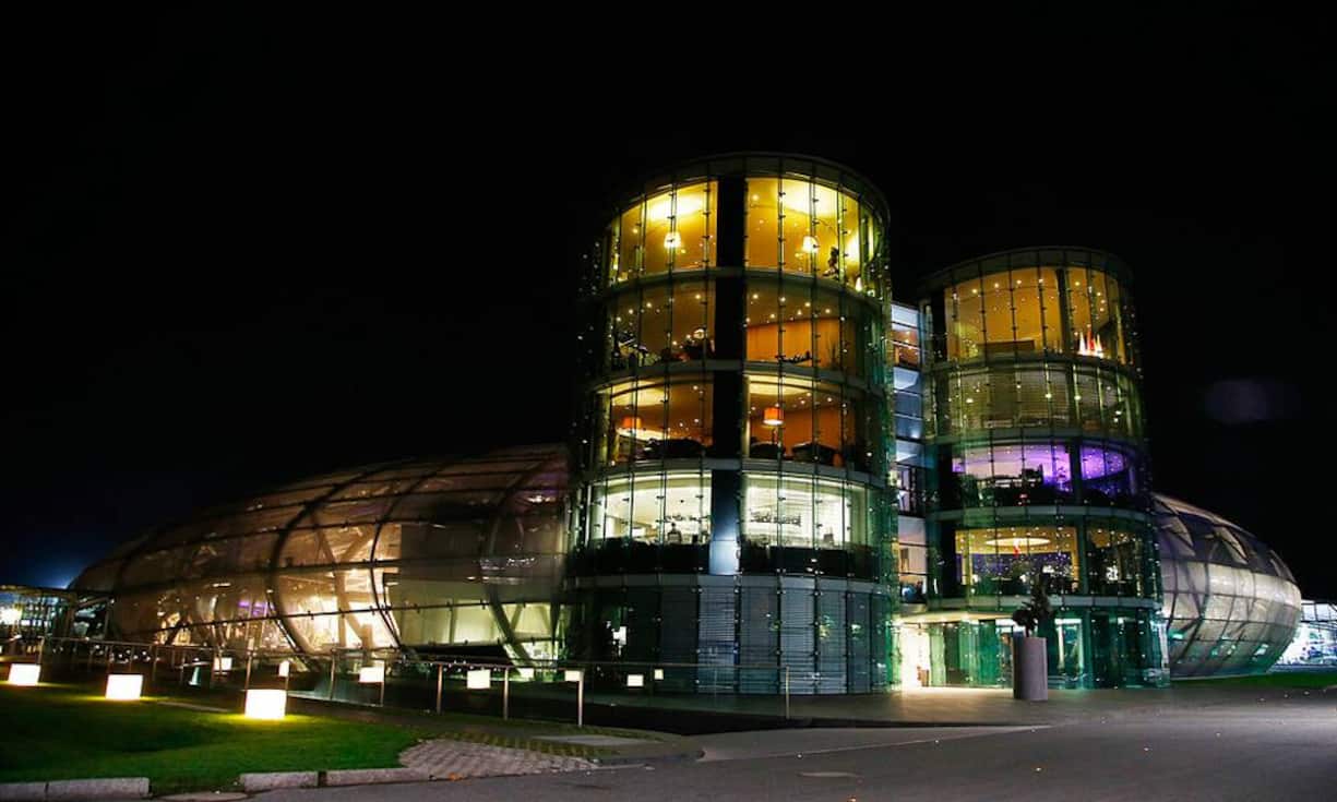 …im Hangar-7 am Flughafen Salzburg. In diesem Glasbau hat Mateschitz im vierten Stock, wo kein Lift mehr hinführt, sein inoffizielles, aber am meisten benütztes Büro. Vorstände kommen zum Rapport, Geschäftspartner treffen ihn hier. Für Meetings ist Mateschitz jedoch nur von Montag bis Mittwoch zu haben. Ab Donnerstag zieht sich der Chef von 11'000 Mitarbeitern auf sein Landgut in den Salzburger Bergen zurück. AFP