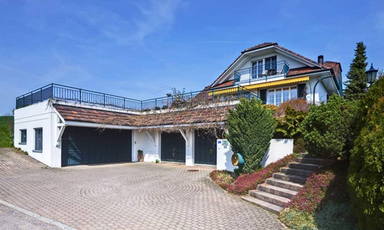 Die Architektur des Gebäudes orientiert sich am Landhausstil und passt zur natürlichen Landschaft.