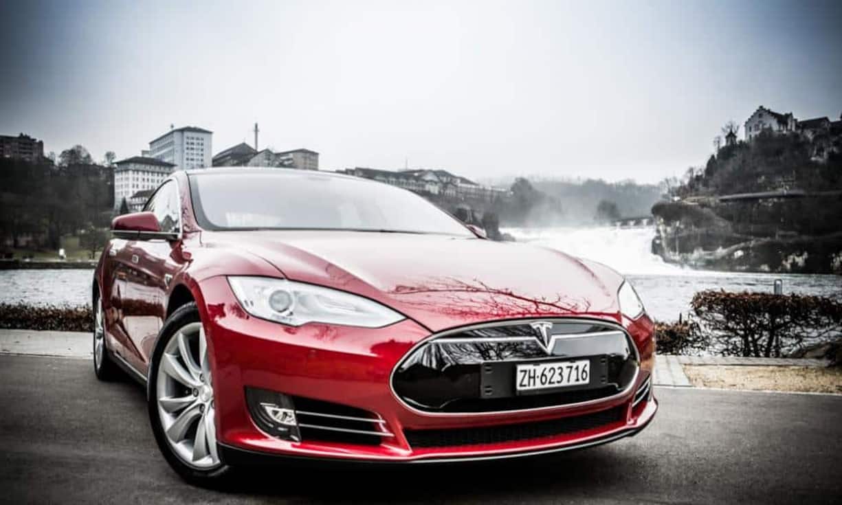 Um möglichst stromsparend zu fahren, wird eine Geschwindigkeit von 90 bis 110 km/h empfohlen. Mit dem Boliden ist cruisen statt bolzen angesagt. Wenn es sein muss – etwa auf der Autobahn – hat der Amerikaner jedoch gegen alle einen Stich. Das Auto hat der Fotograf Patrick Stoll exklusiv für handelszeitung.ch in Szene gesetzt.