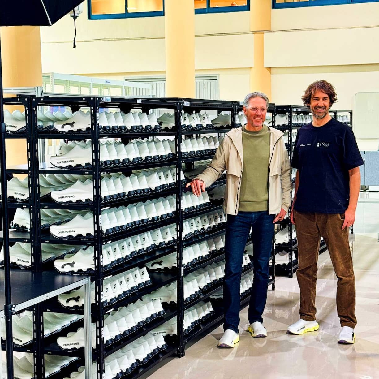 On-Mitgründer Olivier Bernhard (links) und Caspar Copetti in der neuen Lightspray-Fabrik in Südkorea.