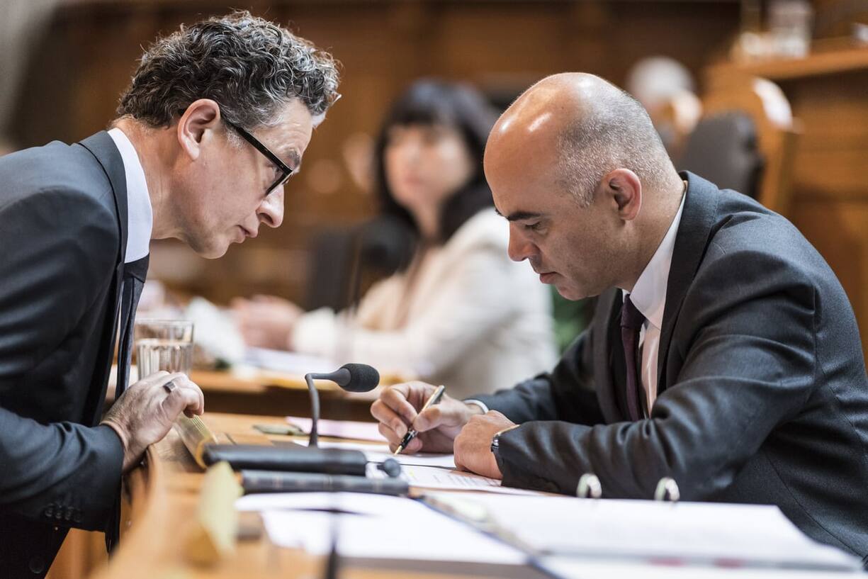 Bundesrat Alain Berset, rechts, wird von seinem Generalsekretaer Lukas Bruhin gebrieft, an der Sommersession der Eidgenoessischen Raete, am Dienstag, 13. Juni 2017 im Staenderat in Bern. (KEYSTONE/Alessandro della Valle)