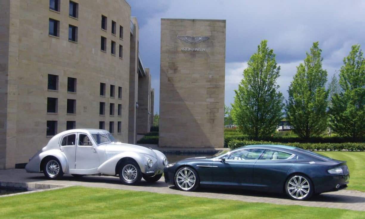 ... ein «Rennwagen für die Strasse» zu bauen. Die Geschichte der legendären Automarke hat der Verlag teNeues nun auf Papier festgehalten ... (Bild: Ulrich Bez)