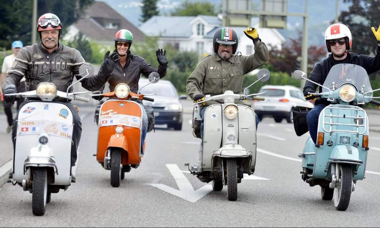 ... und nicht nur bei unseren südlichen Nachbarn wurde die Vespa schnell zum Hit. Bis heute sind 18 Millionen Exemplare in 150 Modelle in alle Welt ausgeliefert worden.