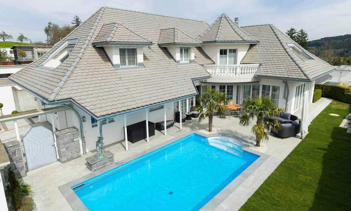 Auf einer Grundstücksfläche von 800 Quadratmetern besticht diese Immobilie mit einem gelungenen Raumkonzept. Eine grosse Gartenlandschaft, umringt von Bäumen und Sträuchern und mit einem Aussenpool von 25 Quadratmetern versehen, rundet das Angebot optimal ab.