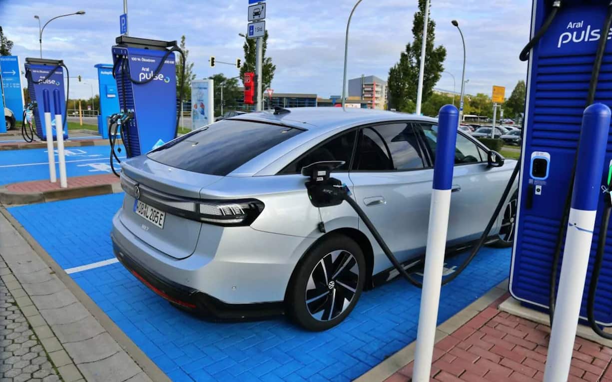 Für Stadtbewohner sind Lademöglichkeiten Mangelware. Wer kein Haus und Grundstück besitzt, hat oft keine Chance.