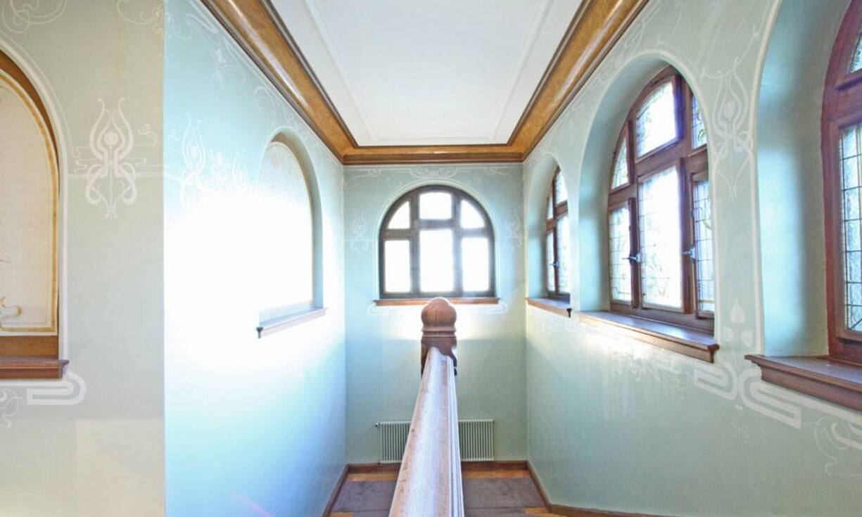 Neben 23 Wohn-/ Büroräumen gibt es auf jeder Etage Bäder oder Toiletten.