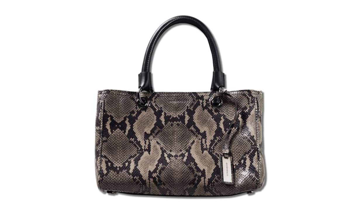 Exotisch: Strenesse Diese Tasche in Python-Print-Optik mit einer Henkelbefestigung aus glänzenden Ringen hat zwei Hauptfächer, sowie weitere kleine Fächer. Sie kann an den Henkeln oder mit dem ebenfalls abnehmbaren Riemen über der Schulter getragen werden. Preis 700 Franken Bilder: PR