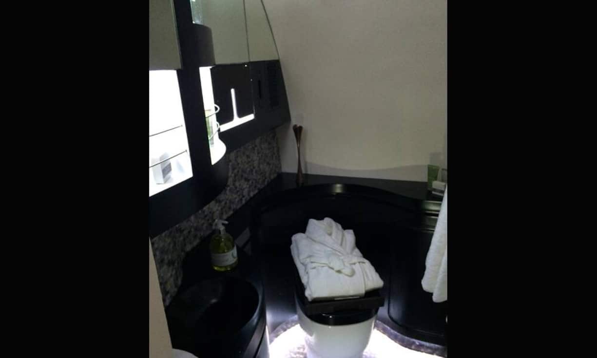 Die First-Class-Passagiere haben ein eigenes Badeszimmer.