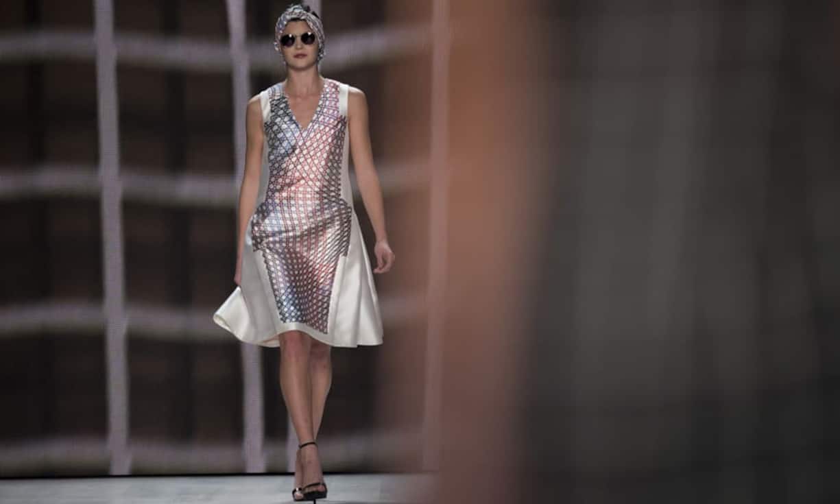 ...während der indisch-amerikanische Designer Bibhu Mohapatra, zu dessen Fans die US-First-Lady Michelle Obama zählt, mit einem seidenen Sommerkleid auflief...