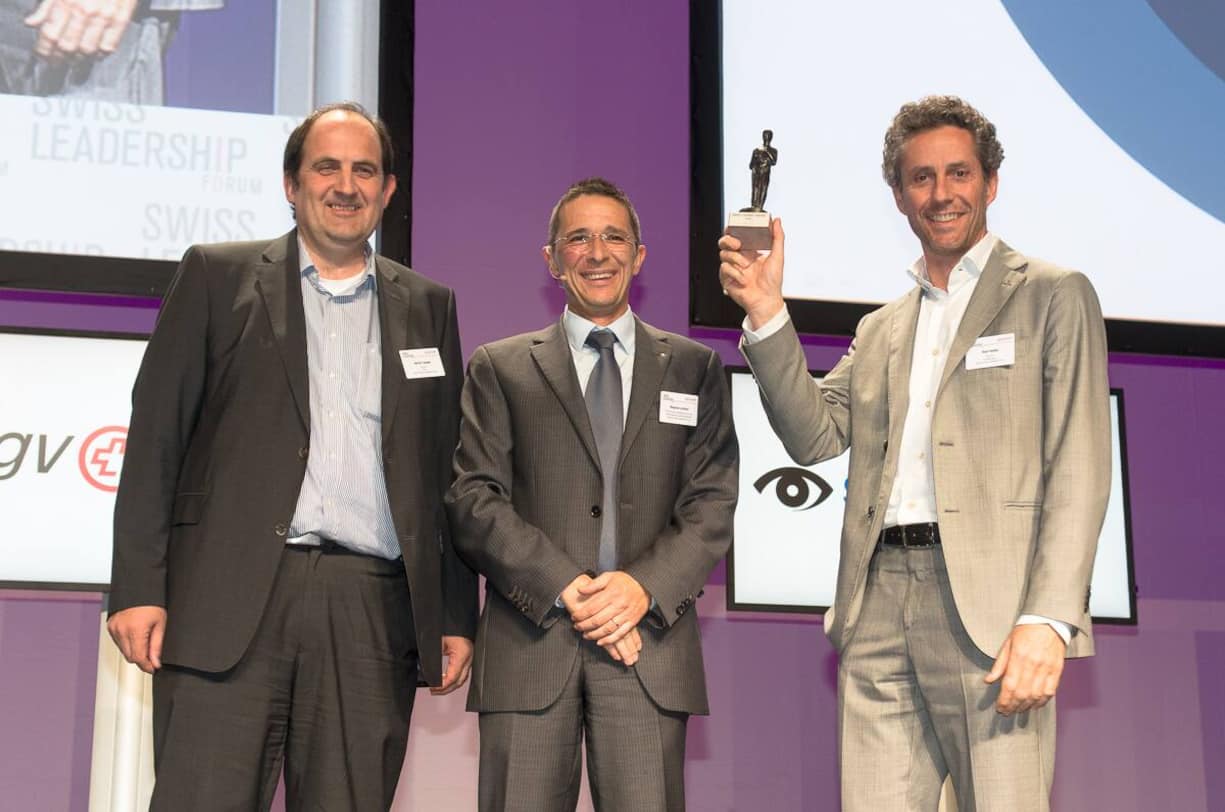 Swiss Leadership Awand ging an Martin Vesper, CEO, Aizo AG (links) und Balz Halter, Verwaltungsrat, Aizo AG. In der Mitte Stephan Loretan, Leiter Abteilung General Management der ZHAW, der den Preis übergab. (Bilder: Markus Senn)