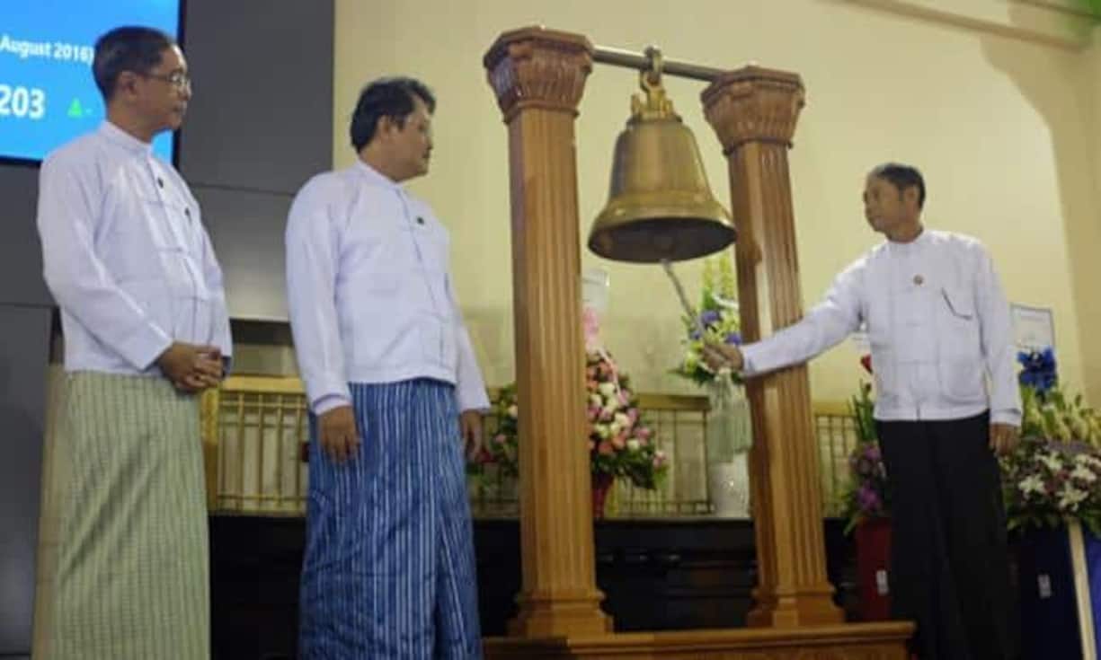 Yangon Stock ExchangeDie Börse von Myanmar ist knapp ein Jahr alt. Als eines der ersten Unternehmen wagte die Myanmar Citizens Bank den Börsengang. Dabei wurde auch die traditionelle Glocke geläutet: Ihr Name «Aung Ze Ya Tu» - das bedeutet «Erfolg».Bilder: PR