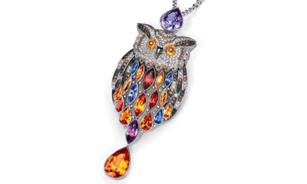 Mystisch: Das Traditionshaus Bucherer trifft mit dieser Brillanten-besetzten Kette und eingelegten Mandaringranaten im Marquise- und Tropfen-schliff den Nerv der Zeit. Die Edelsteine reflektieren das Licht bei jeder Bewegung der Trägerin und verleihen dem Schmuckstück einen geheimnisvollen Glanz. Bucherer, Kette, Preis auf Anfrage.