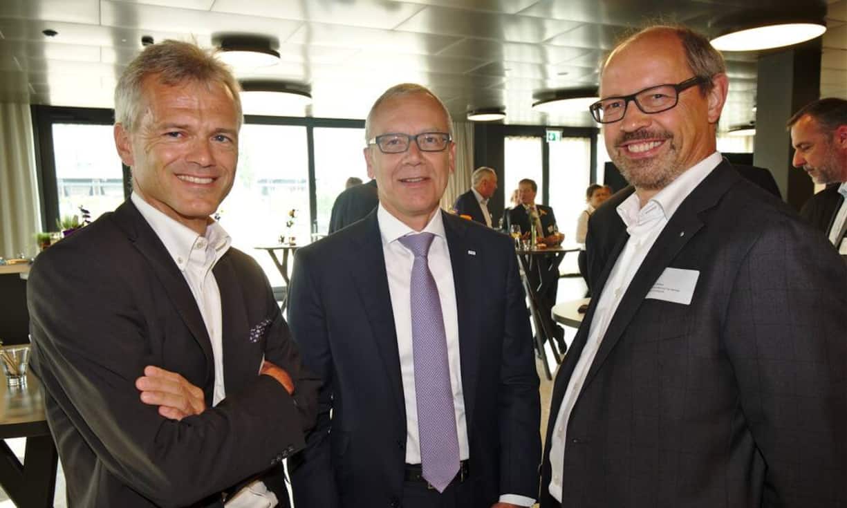 Adrian Töngi, COO, ARIZON Sourcing AG;
Romeo Lacher, Präsident des Verwaltungsrates, SIX Group AG;
Marco Strimer, Head Securities and Tax Services, Arizon Sourcing AG